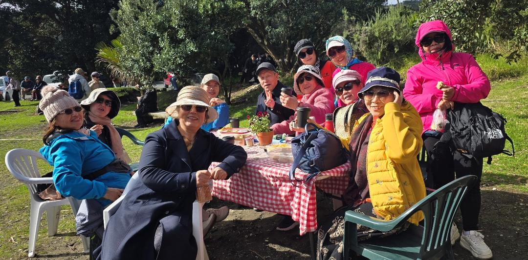 一群人在公园的椅子上

AI 生成的内容可能不正确。