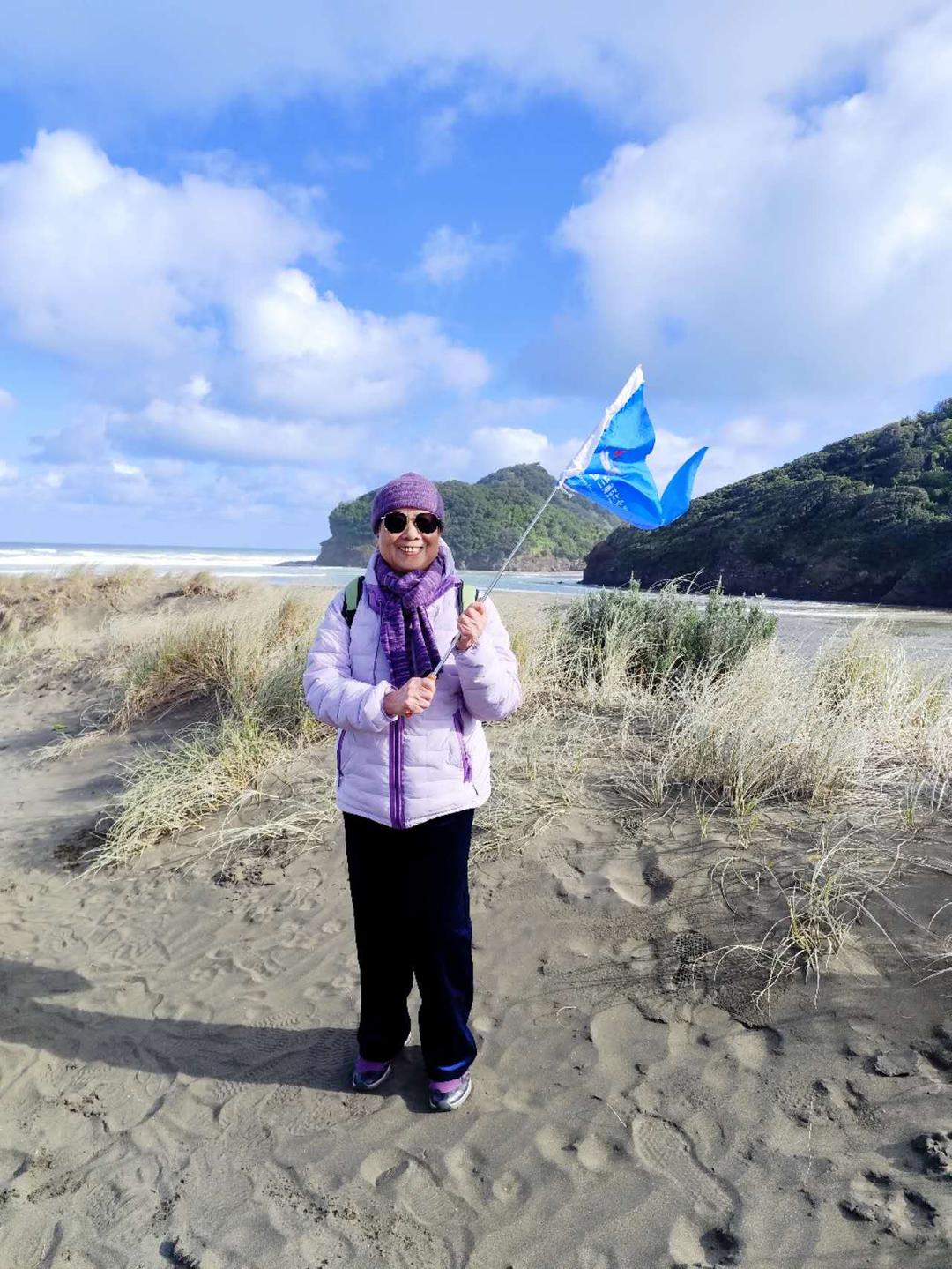 图片包含 户外, 草, 风筝, 自然

AI 生成的内容可能不正确。