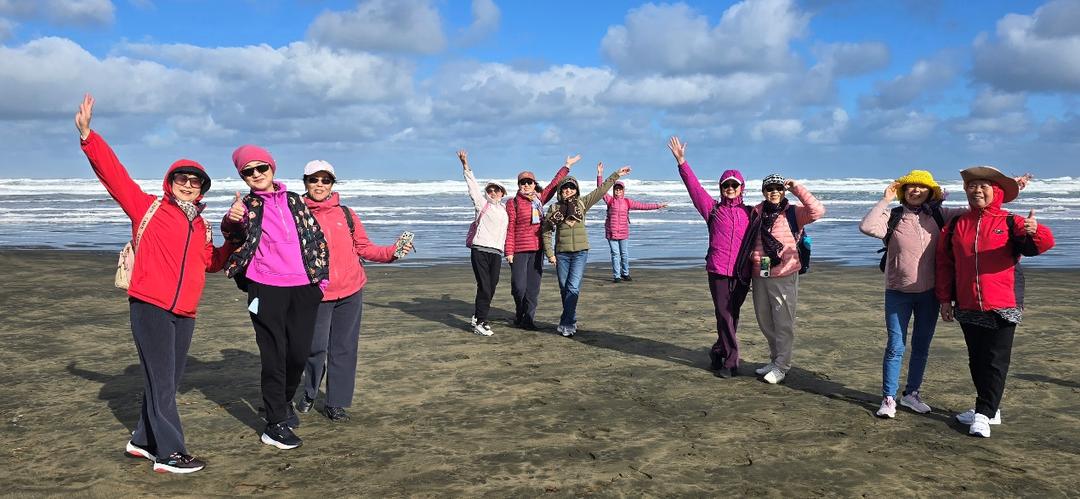 一群人站在草地上

AI 生成的内容可能不正确。