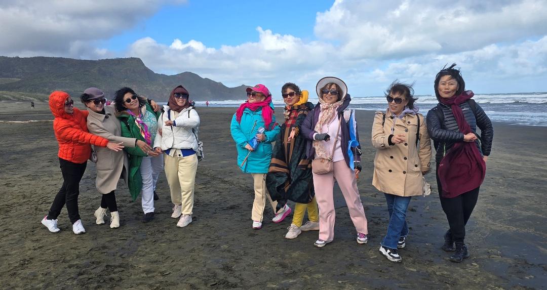 一群人站在草地上

AI 生成的内容可能不正确。