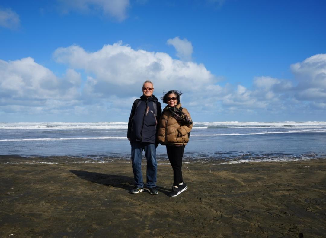 男人和女人站在沙滩上

AI 生成的内容可能不正确。