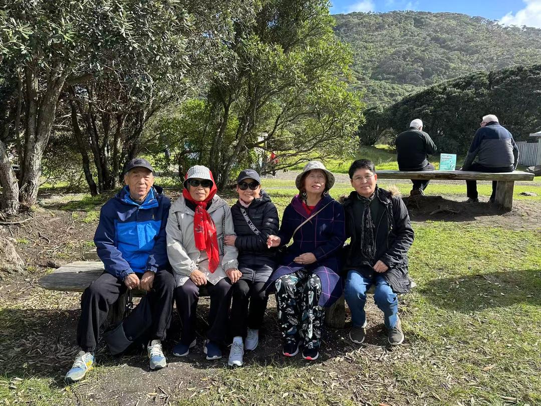 一群人站在公园的椅子上

AI 生成的内容可能不正确。