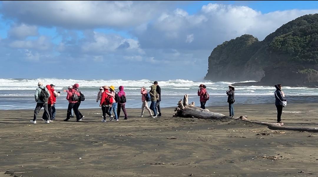 一群人走在沙滩上

AI 生成的内容可能不正确。