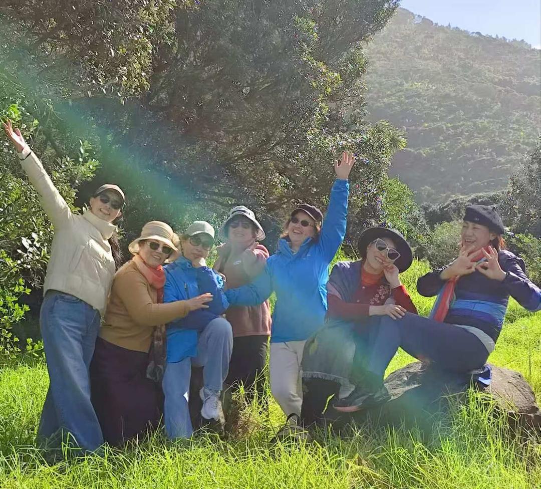 一群人坐在草地上

AI 生成的内容可能不正确。