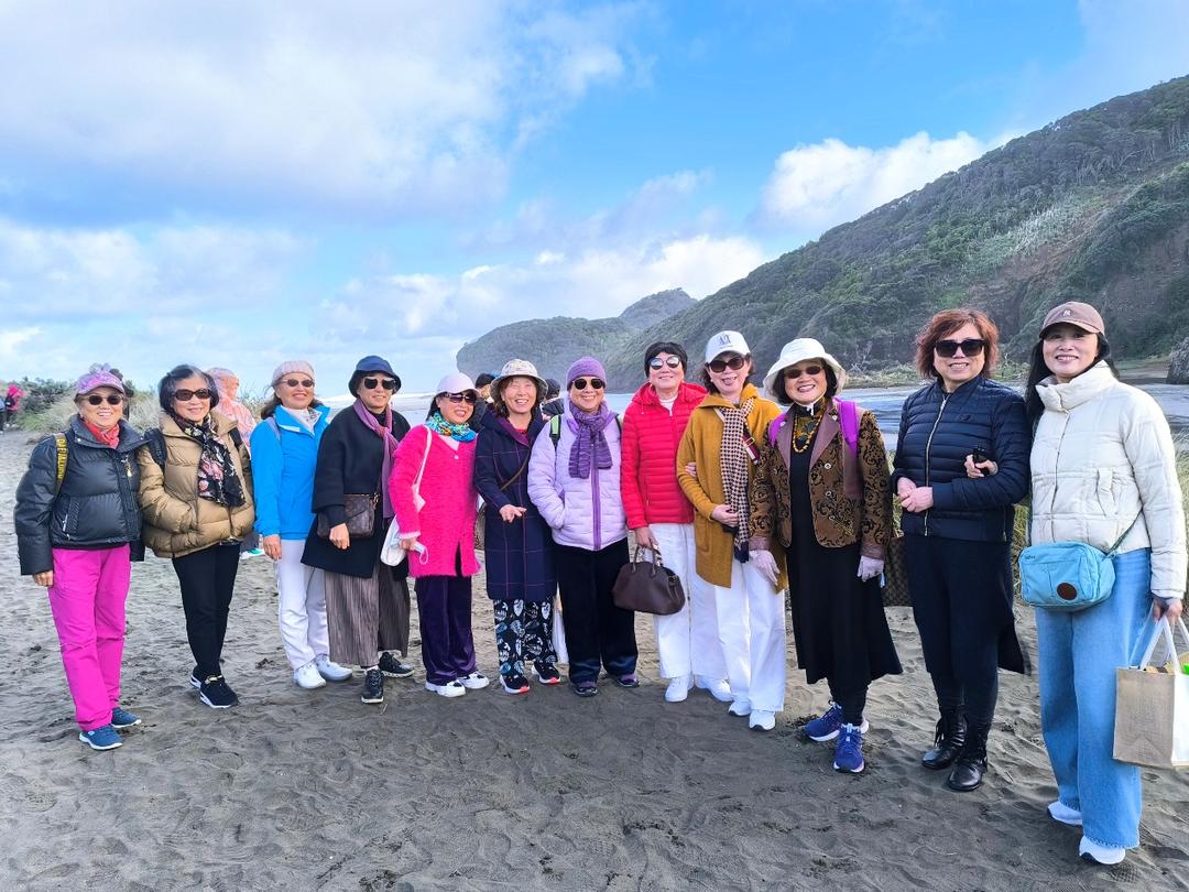 一群人站在山上合影

AI 生成的内容可能不正确。