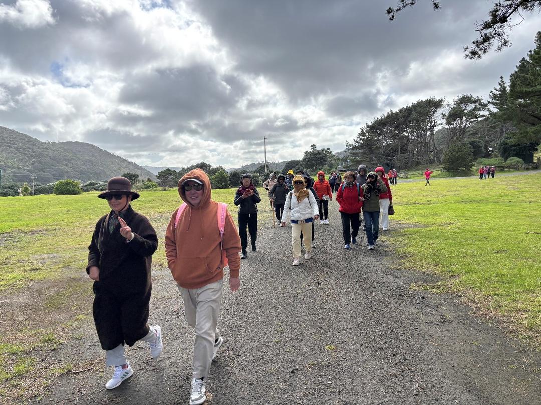 一群人站在草地上

AI 生成的内容可能不正确。