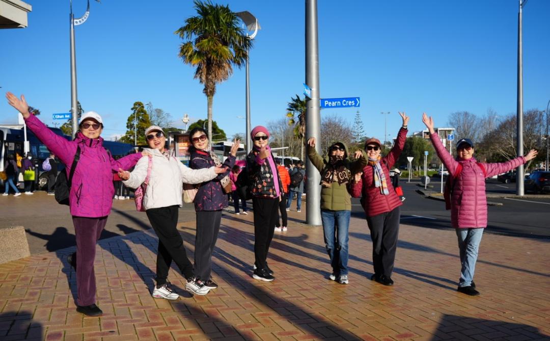 一群人站在路边

AI 生成的内容可能不正确。