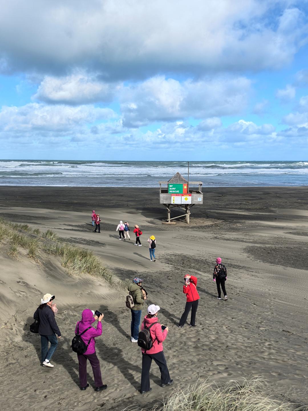 一群人走在沙滩上

AI 生成的内容可能不正确。