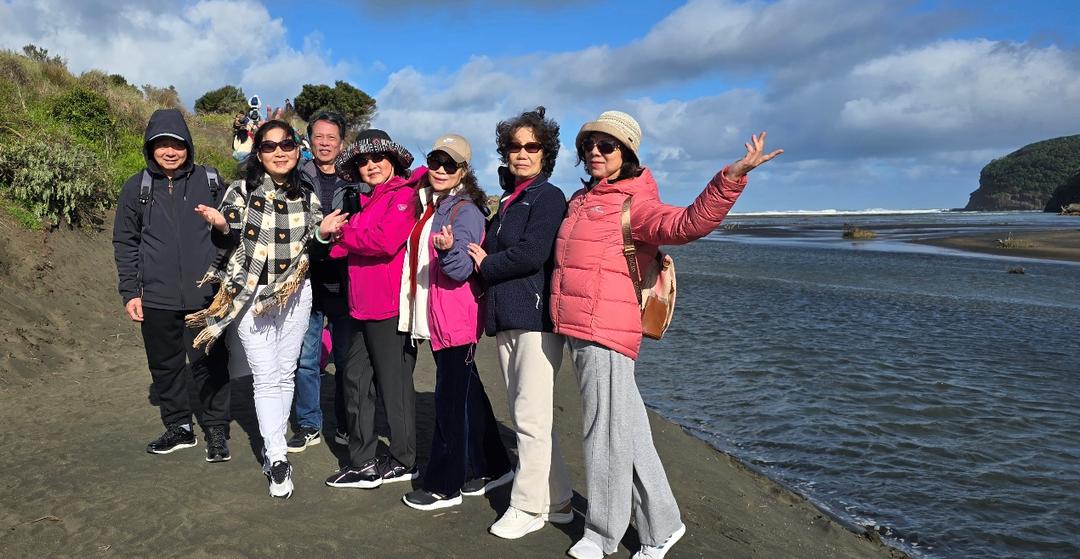 一群人站在雪地上合影

AI 生成的内容可能不正确。