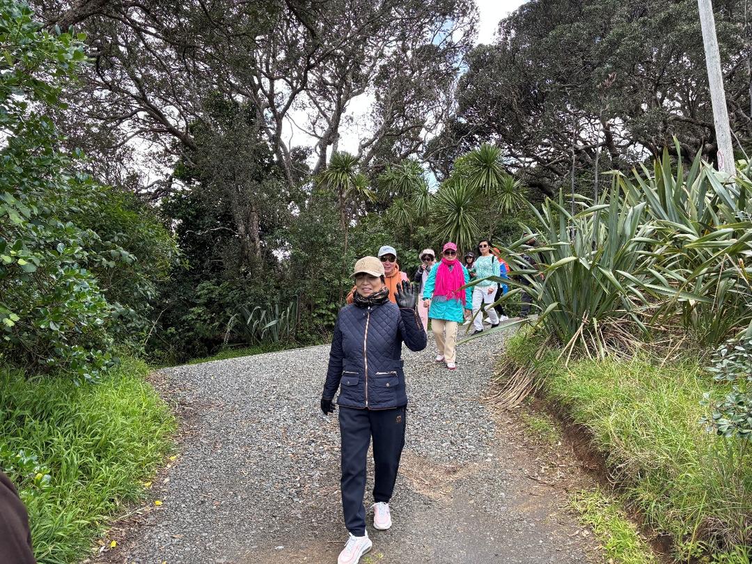 人在树林旁的路上走

AI 生成的内容可能不正确。