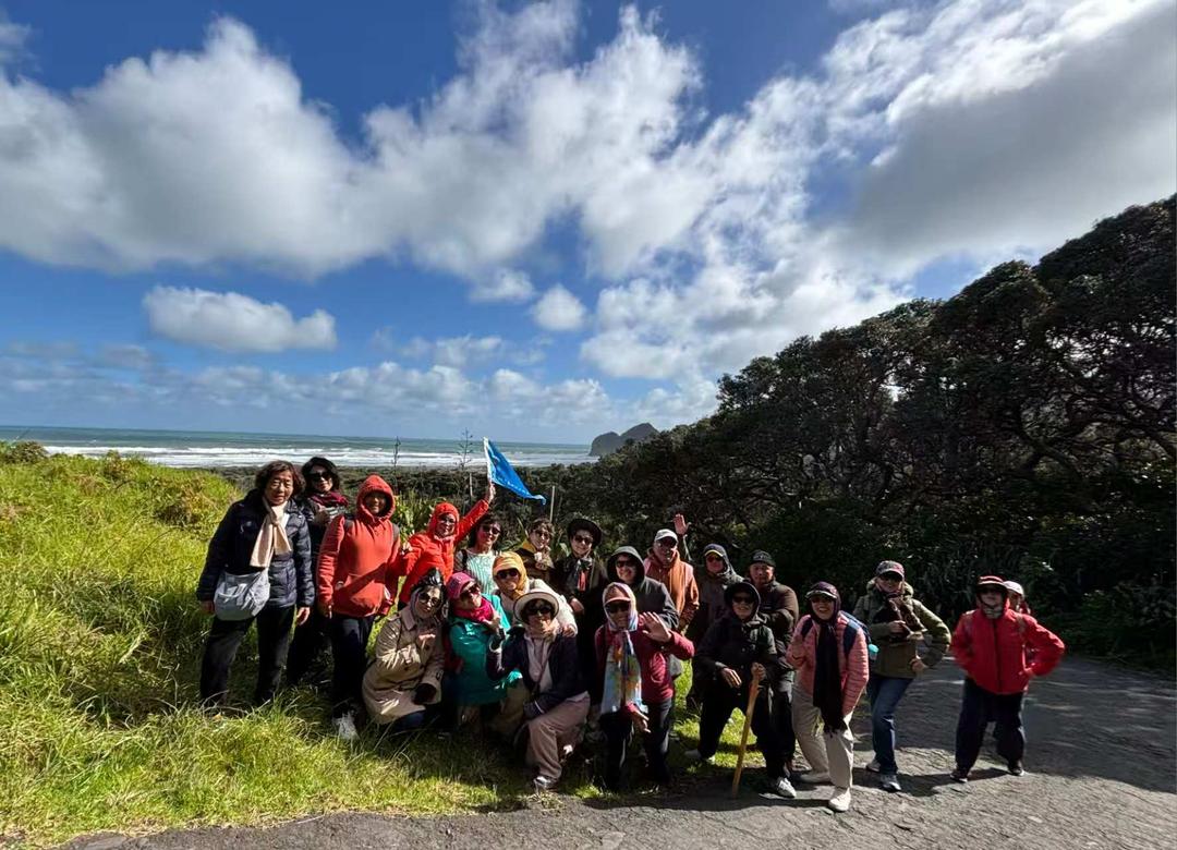 一群人站在山上

AI 生成的内容可能不正确。