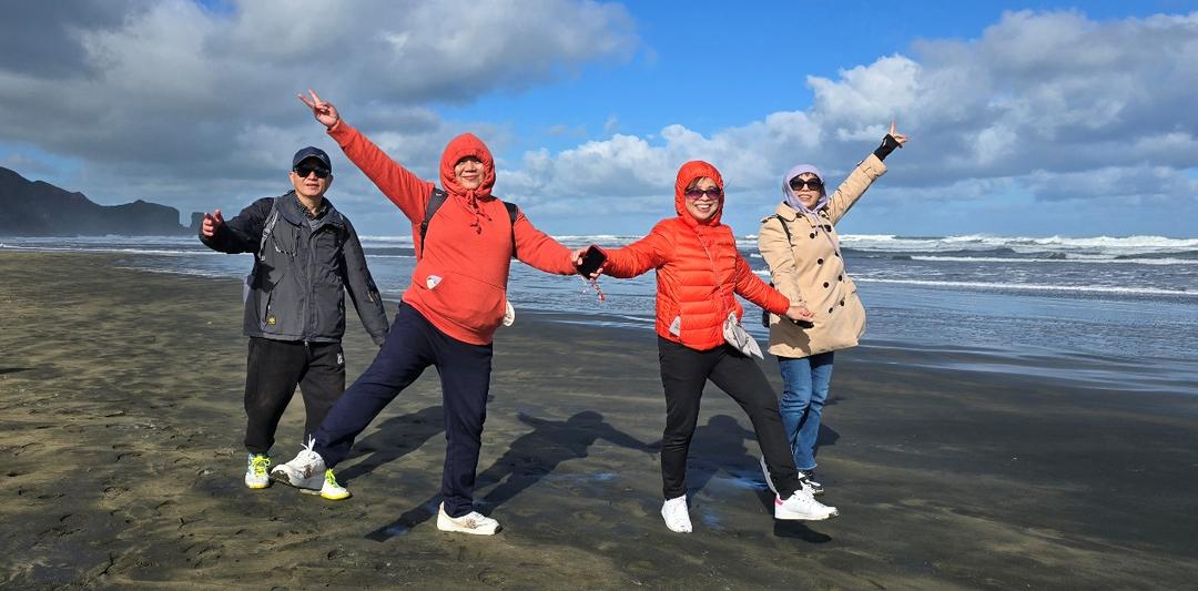 男人和女人在沙滩上跳起来

AI 生成的内容可能不正确。