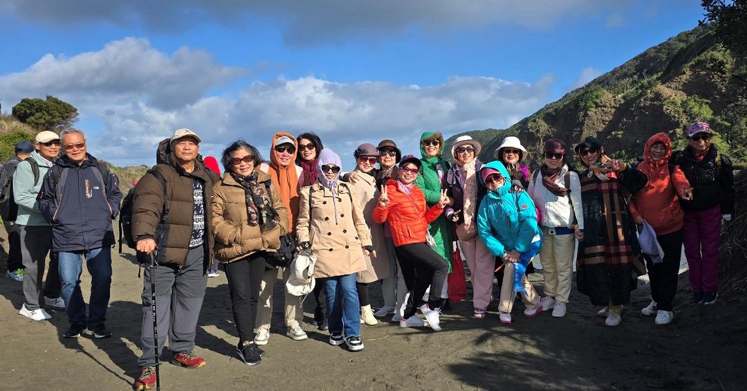 一群人站在山上

AI 生成的内容可能不正确。