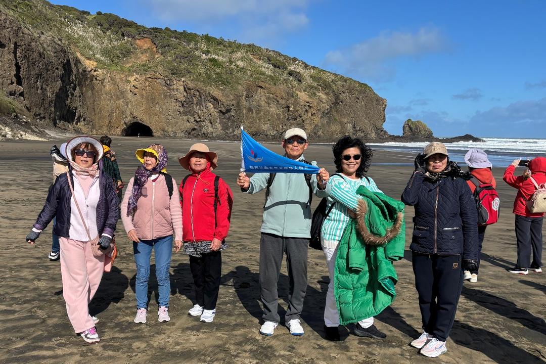 一群人站在山上合影

AI 生成的内容可能不正确。