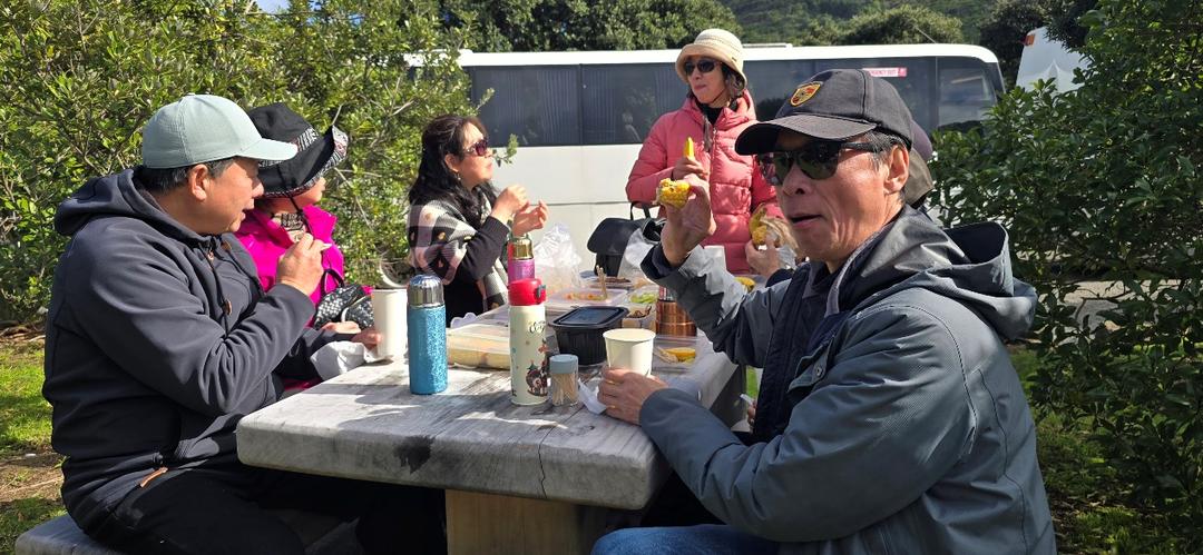 男人和女人在桌子前吃蛋糕

AI 生成的内容可能不正确。