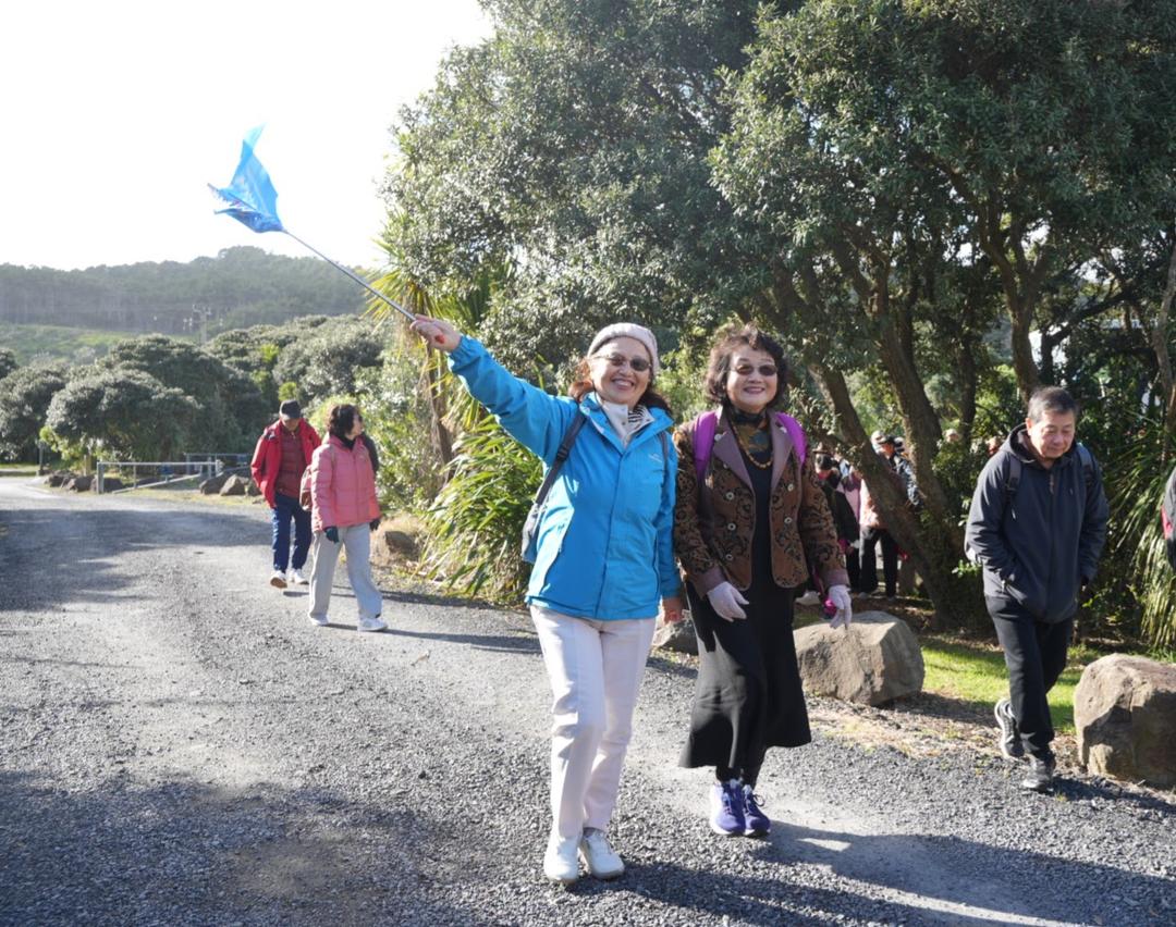 一群人站在路上

AI 生成的内容可能不正确。