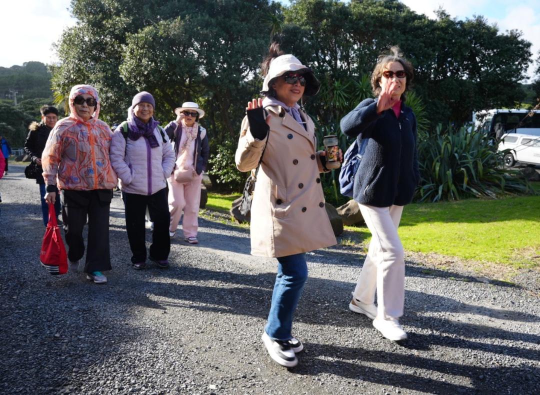 一群人站在路上

AI 生成的内容可能不正确。