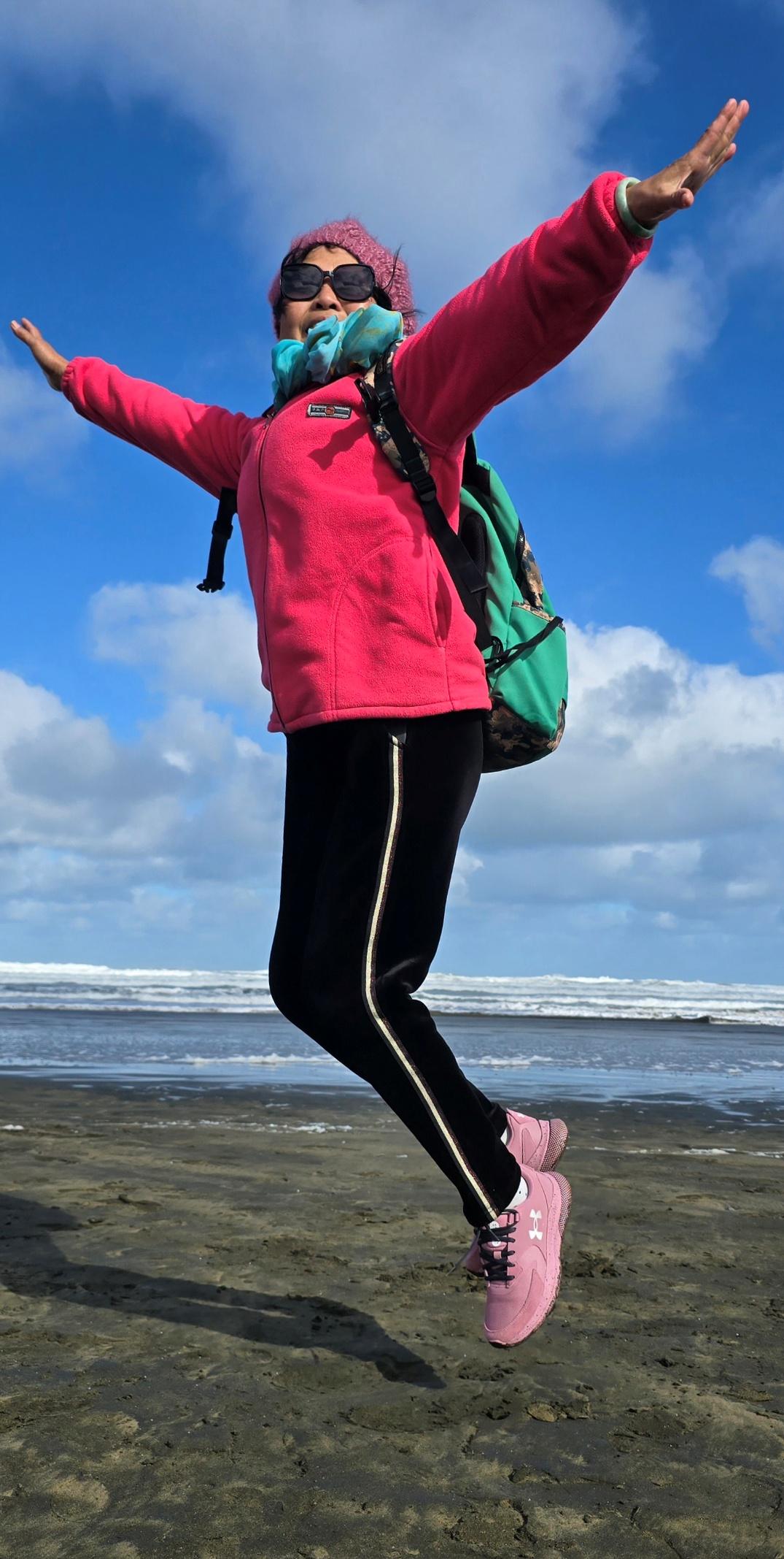 穿着粉色衣服的人在沙滩上

AI 生成的内容可能不正确。