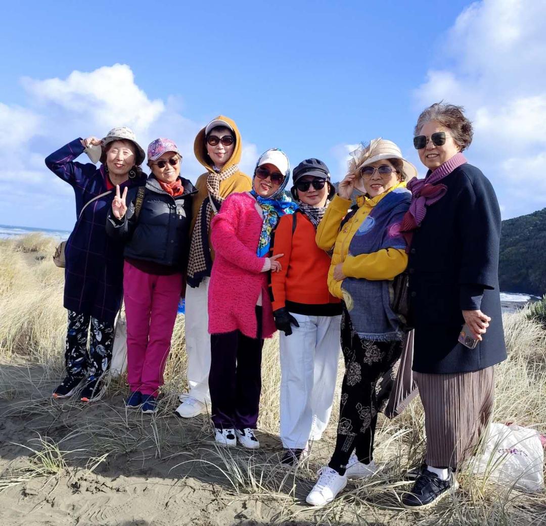 一群人站在草地上

AI 生成的内容可能不正确。