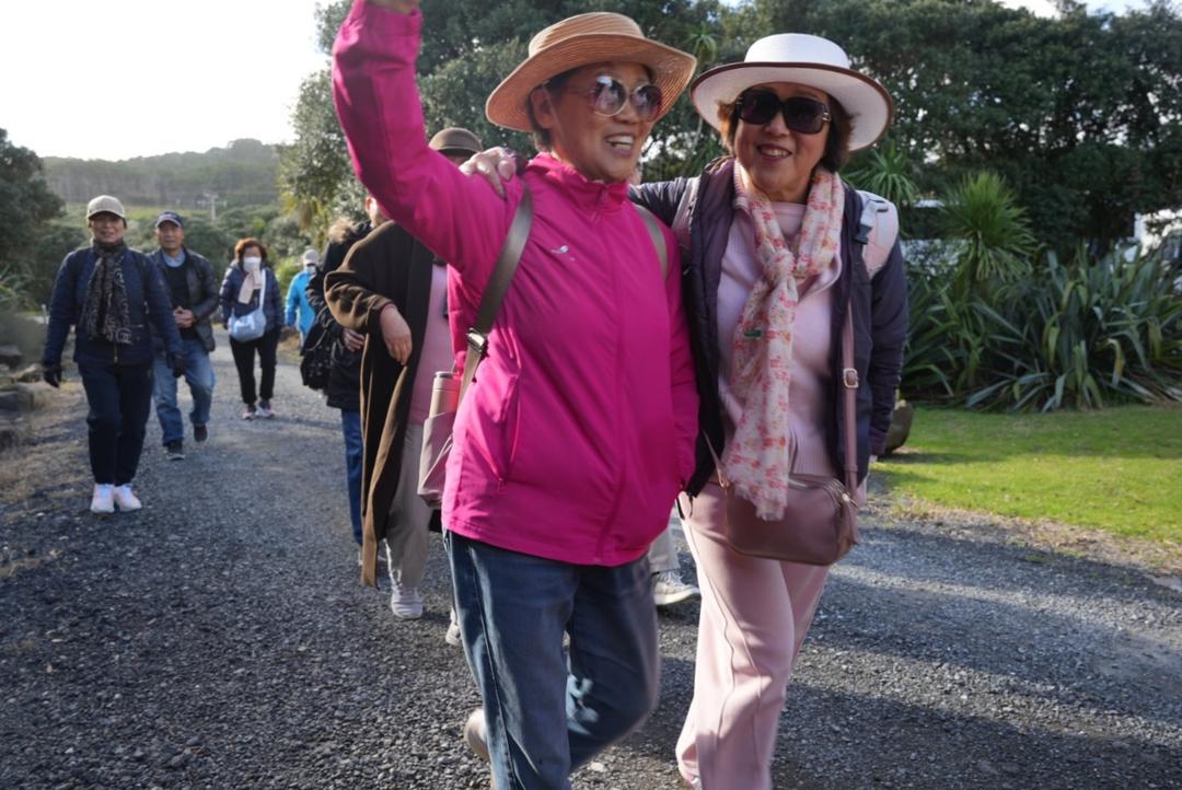 戴帽子的人在街道边的人们

AI 生成的内容可能不正确。