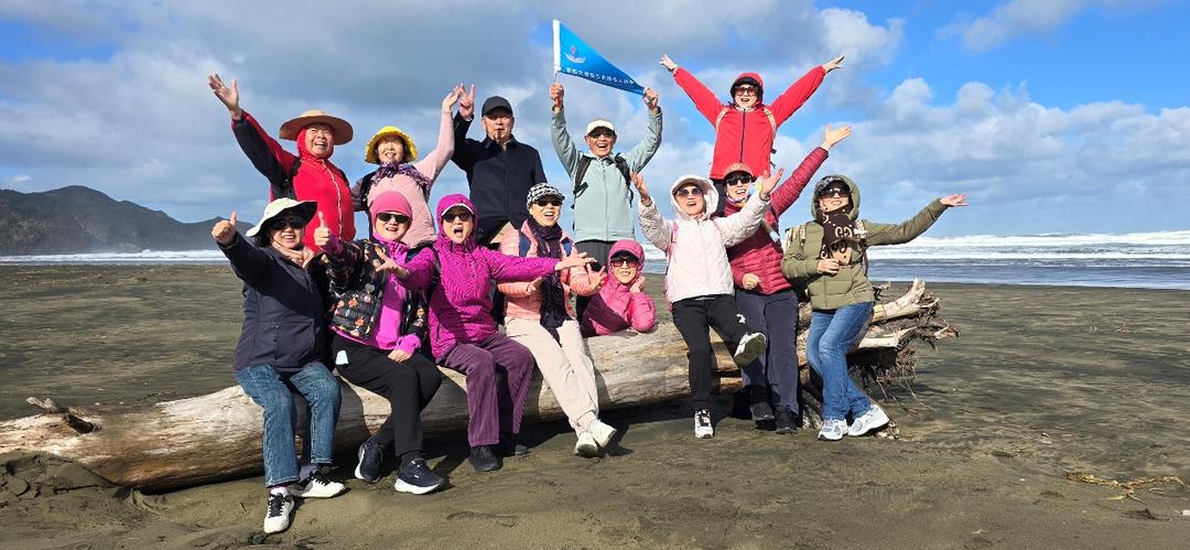 一群人站在湖边

AI 生成的内容可能不正确。