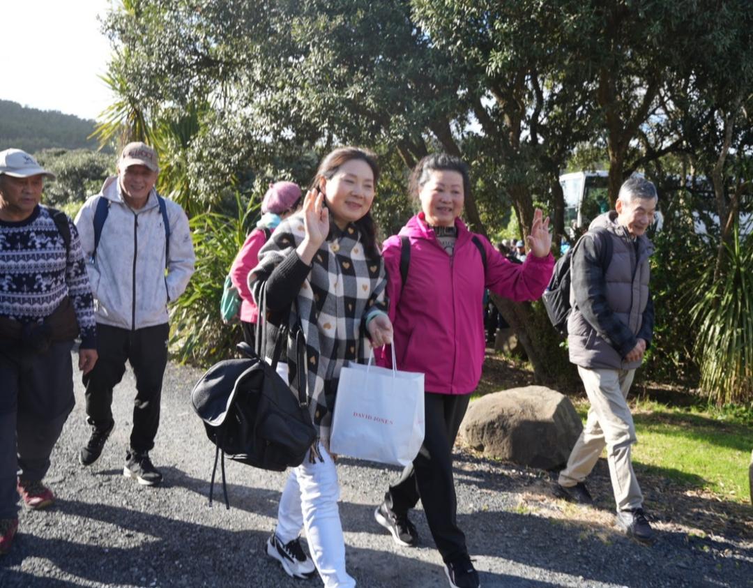 一群人站在树下

AI 生成的内容可能不正确。