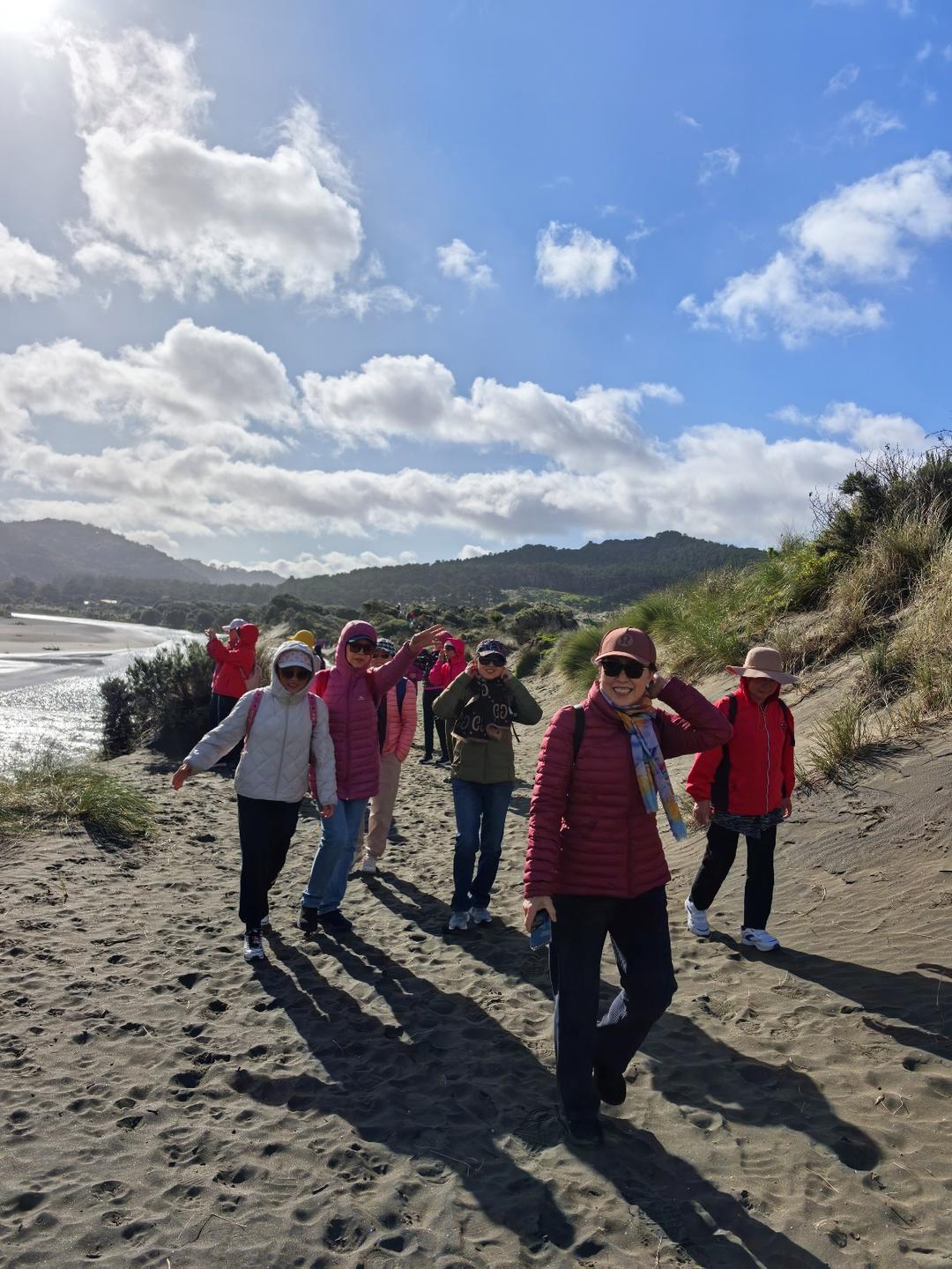 一群人站在沙滩上

AI 生成的内容可能不正确。