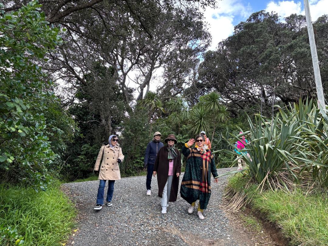 一群人站在树下

AI 生成的内容可能不正确。