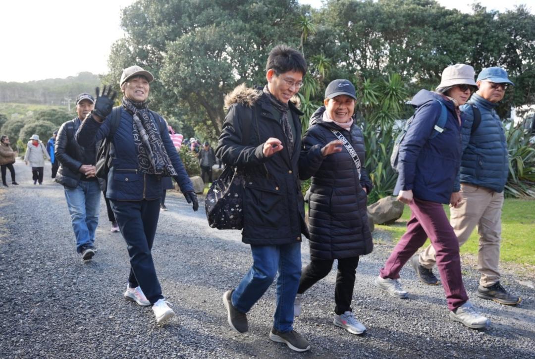 一群人站在路上

AI 生成的内容可能不正确。