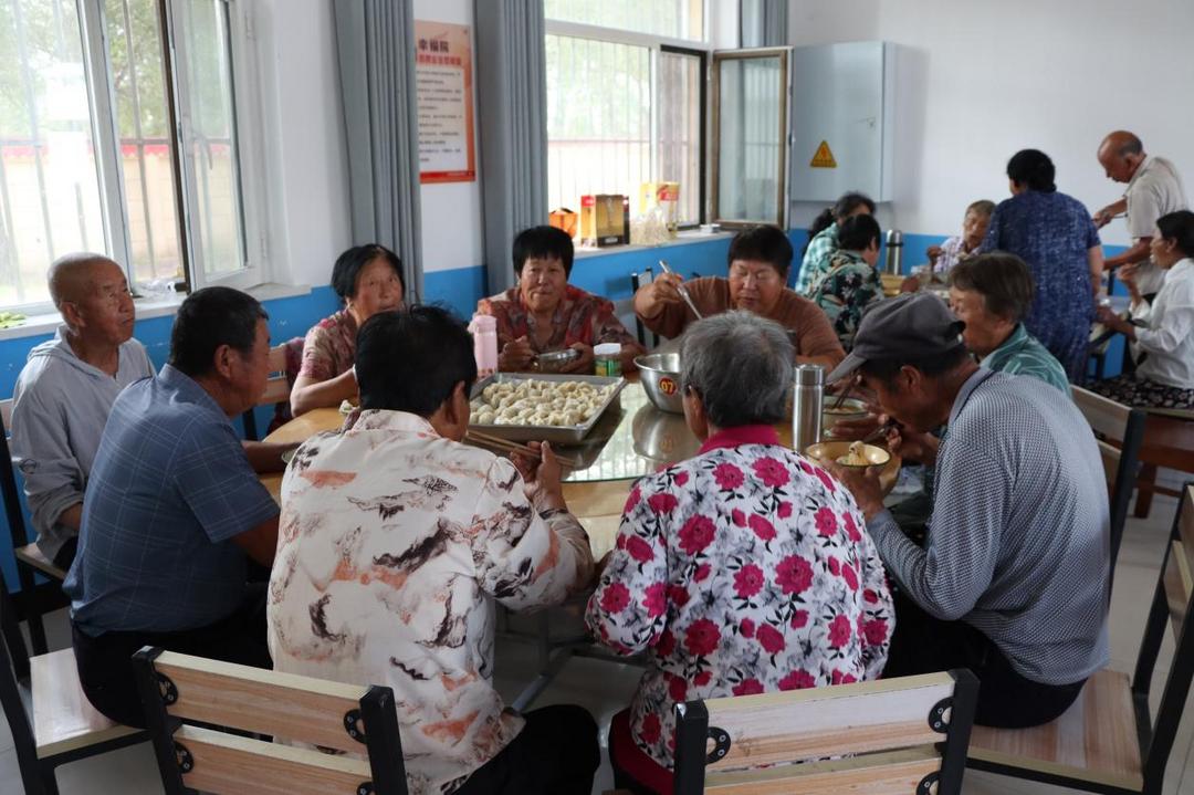 神木市大保当镇东北湾村互助幸福院：初秋饺子宴 敬老暖人心