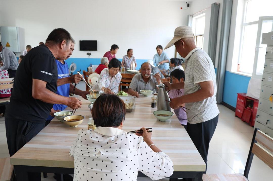 神木市大保当镇东北湾村互助幸福院：初秋饺子宴 敬老暖人心