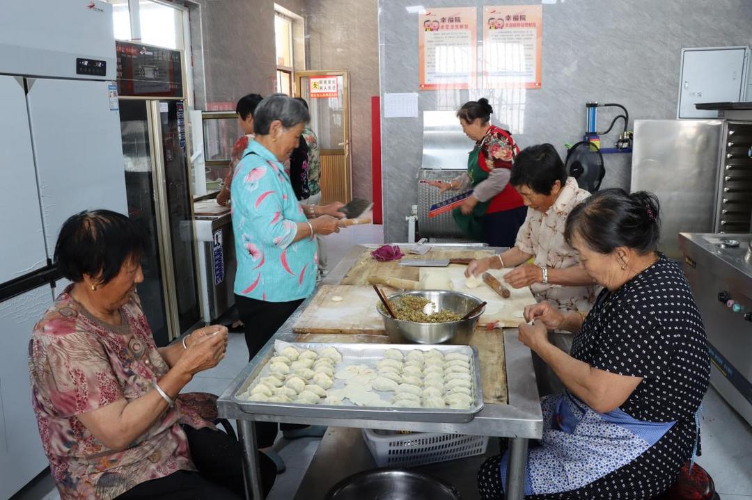 神木市大保当镇东北湾村互助幸福院：初秋饺子宴 敬老暖人心