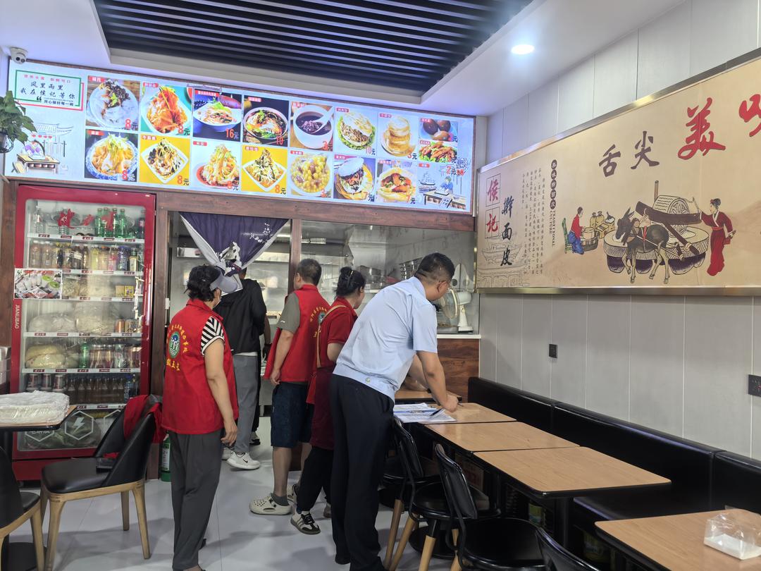 榆阳区崇文路街道芹涧路社区开展小餐饮安全与消防联合排查