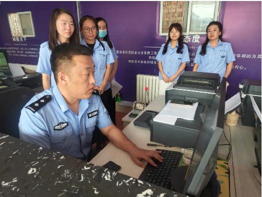 机动车转籍“网上办”！民警“检查+指导”助力电子化转籍业务顺利开展