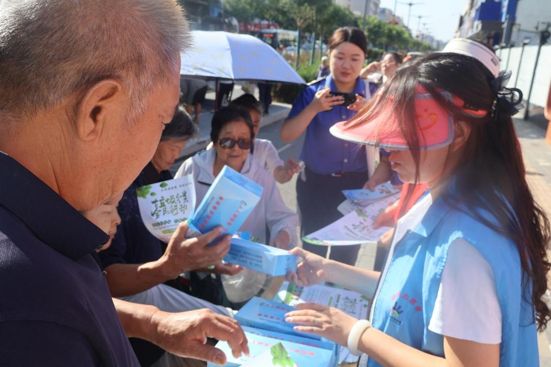 鼓楼街道城隍庙滩社区开展“养成分类好习惯 循环利用共受益”宣传活动
