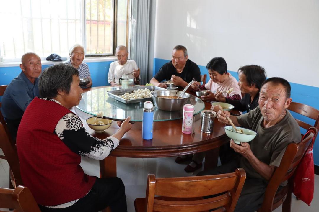 神木市大保当镇东北湾村互助幸福院：初秋饺子宴 敬老暖人心