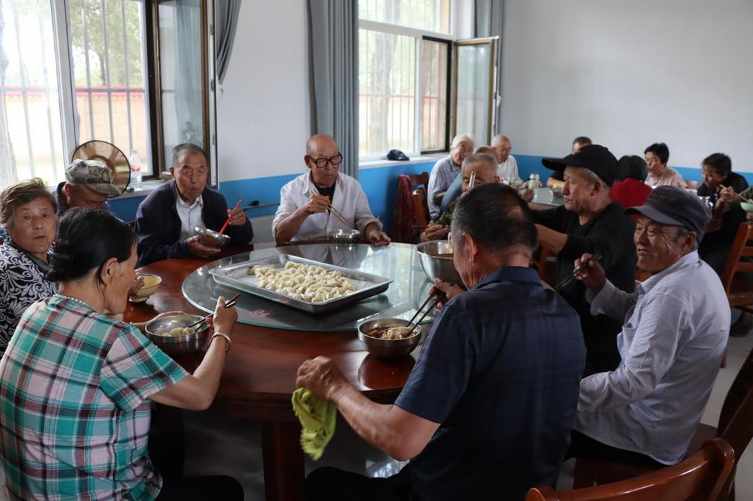 神木市大保当镇东北湾村互助幸福院：初秋饺子宴 敬老暖人心