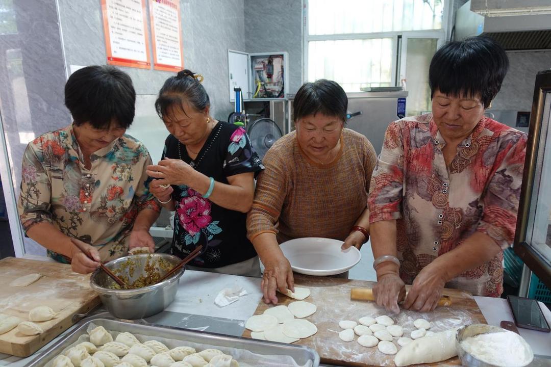 神木市大保当镇东北湾村互助幸福院：初秋饺子宴 敬老暖人心