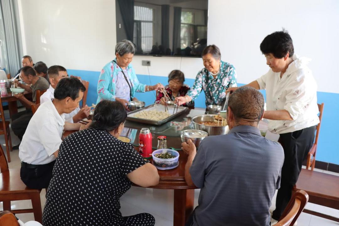 神木市大保当镇东北湾村互助幸福院：初秋饺子宴 敬老暖人心