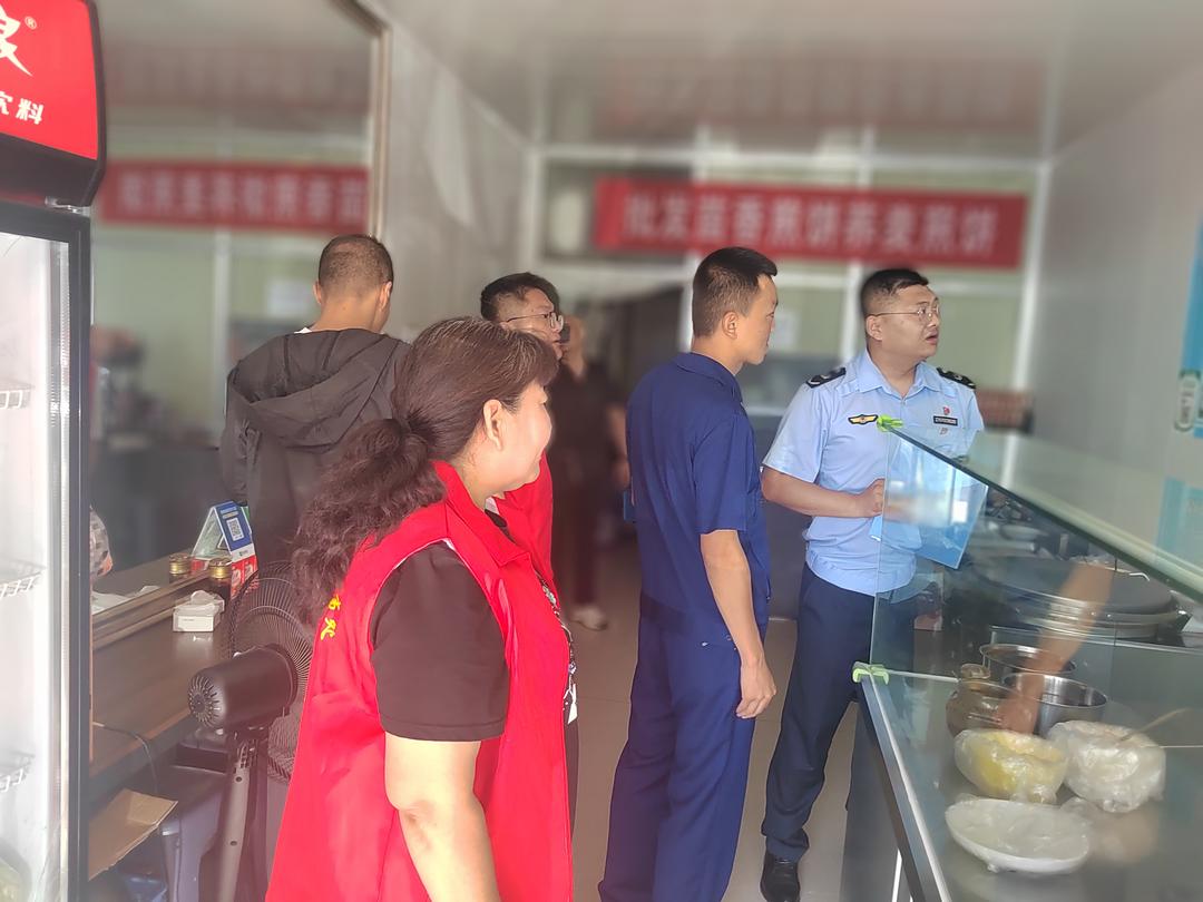 榆阳区崇文路街道芹涧路社区开展小餐饮安全与消防联合排查
