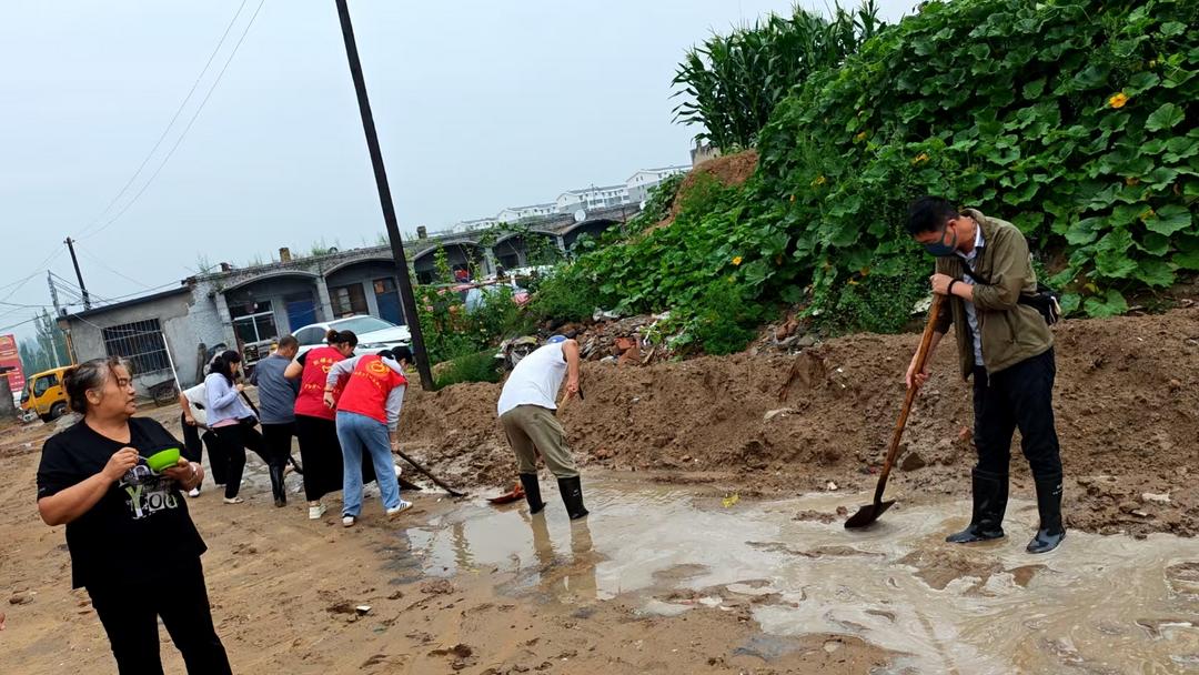 榆阳区鼓楼街道环城北路社区开展雨季环境卫生专项整治活动