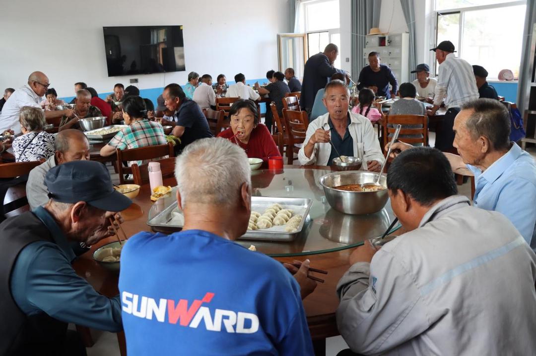 神木市大保当镇东北湾村互助幸福院：初秋饺子宴 敬老暖人心