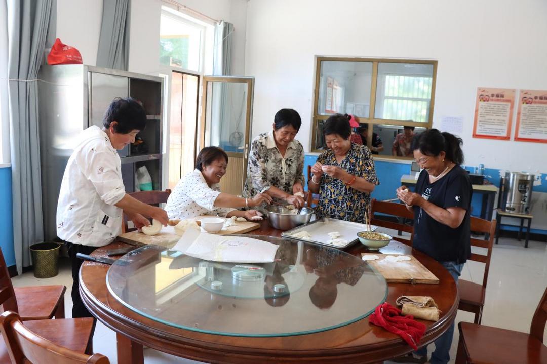 神木市大保当镇东北湾村互助幸福院：初秋饺子宴 敬老暖人心