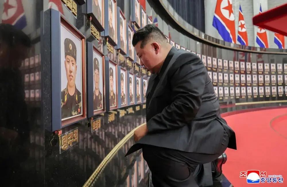 ct为什么需要预热机器华哥读报 ｜ 重磅！金正恩跪迎库尔斯克阵亡官兵；青海大桥垮塌12死4失联 ｜ 2025年8月24日.周日.农历七月初二_https://www.jmylbn.com_新闻资讯_第1张