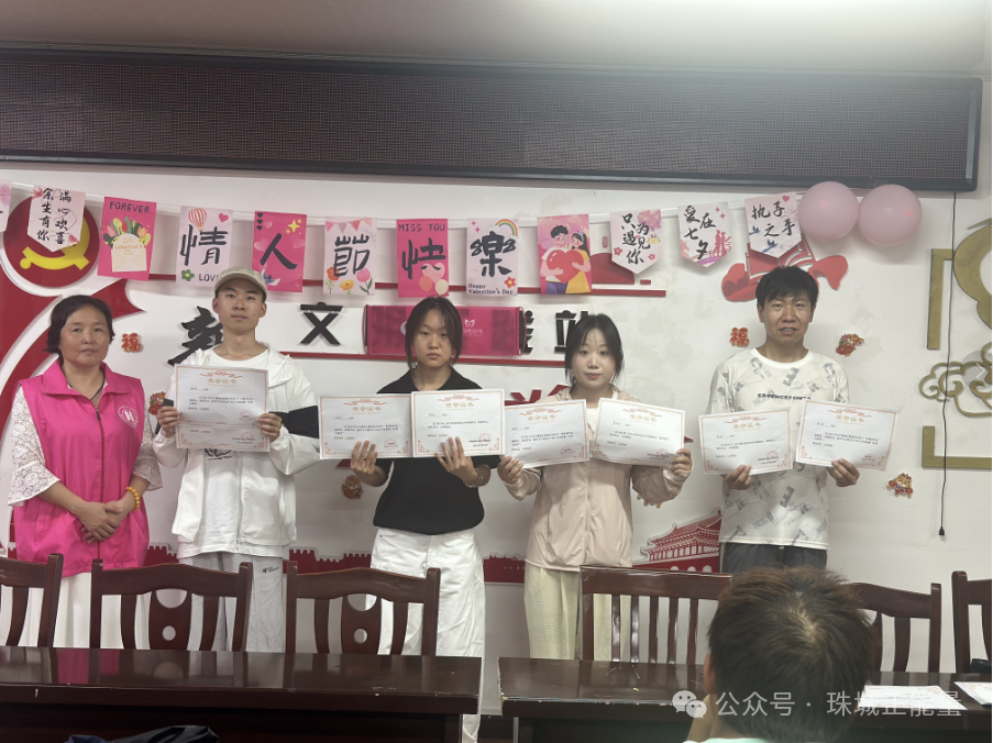 我中心向暑期志愿者頒發志愿服務證書 我中心向暑期志愿者頒發志愿服務證書