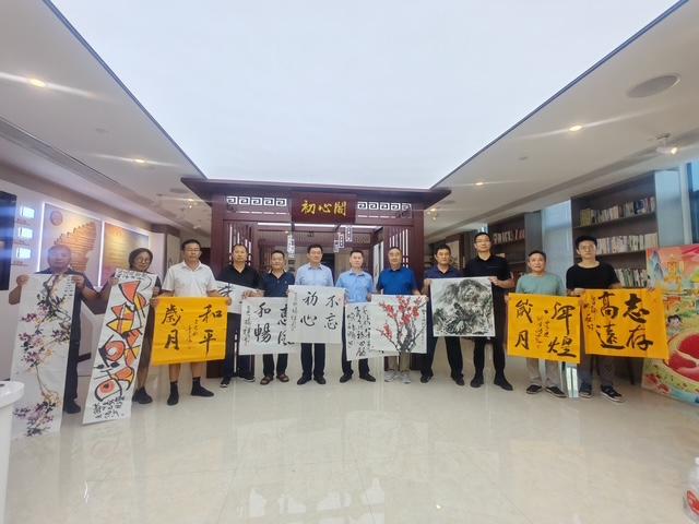 山东枣庄举办纪念抗战胜利80周年书画笔会 以翰墨丹青传承红色记忆-环球头条 —— 全球华人的跨域资讯枢纽