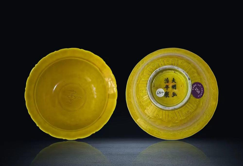 中国古美術品　黄釉暗刻龍文皿「大清康熙年製」記年款 中国古美術品 黄釉暗刻龍文皿「大清康熙年製」記年款