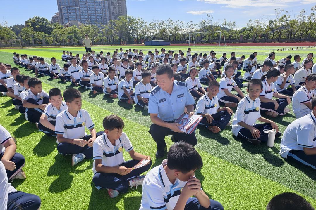 汀溪派出所民輔警深入轄區汀溪中學開展開學第一課 (2)