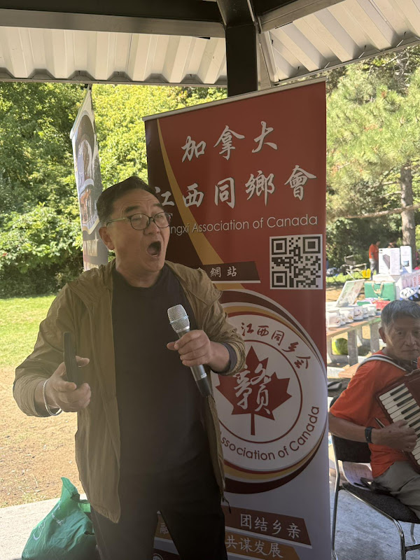 A person holding a microphone and singingAI-generated content may be incorrect.