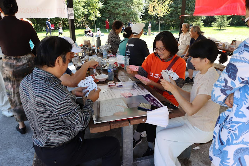 A group of people playing cardsAI-generated content may be incorrect.